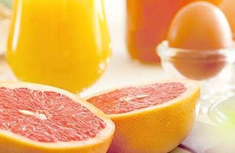 mesmo café da manhã com ovos e frutas